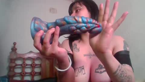 Snapshot of skinwalker_2712 chatting on 10-12-25, 05:06 Skin online show from 10-12-25, 05:06