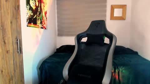 Snapshot of skull_prospect chatting on 01-08-25, 04:12 Liam Vokov online show from 01-08-25, 04:12