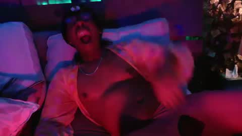 Snapshot of skyonetoo3 chatting on 02-15-25, 08:43 skyonetoo3 online show from 02-15-25, 08:43