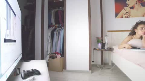 Yara online show from 04-19-26, 07:05