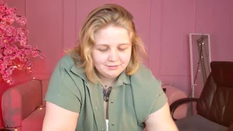 Snapshot of sladadeew chatting on 02-09-25, 12:08 Slada Deew online show from 02-09-25, 12:08