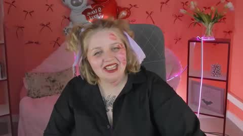 Snapshot of sladadeew chatting on 02-14-25, 02:12 Slada Deew online show from 02-14-25, 02:12