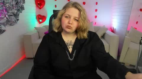 Snapshot of sladadeew chatting on 02-19-25, 12:11 Slada Deew online show from 02-19-25, 12:11