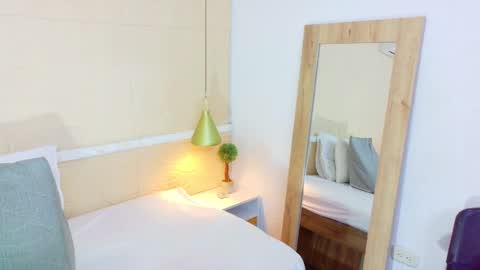 Snapshot of slim_chocobar18 chatting on 10-22-25, 01:33 slim_chocobar18 online show from 10-22-25, 01:33