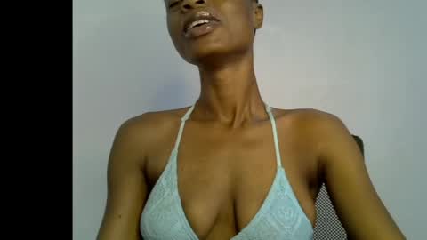 Snapshot of slim_petitqueen chatting on 04-15-26, 07:37 Alice online show from 04-15-26, 07:37