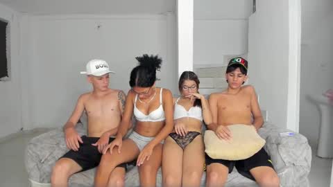 boy without tattoo Bryan -- with tatto Alan - New girl harper online show from 11-10-25, 09:14