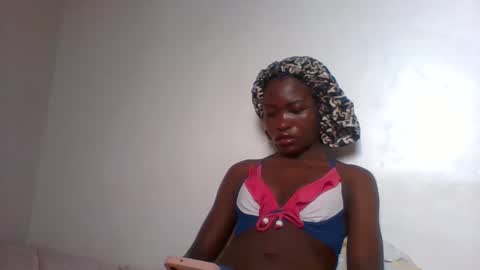 Snapshot of slimdiva chatting on 10-21-25, 04:46 slimdiva online show from 10-21-25, 04:46