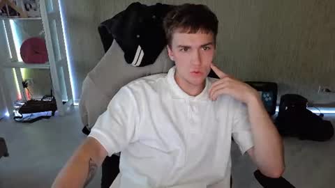 Snapshot of slippery_baby chatting on 07-17-26, 06:46 Mila online show from 07-17-26, 06:46