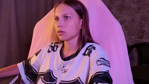 Snapshot of small_emma0 chatting on 09-08-25, 04:28 Emma online show from 09-08-25, 04:28