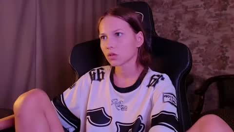 Snapshot of small_emma0 chatting on 09-17-25, 04:41 Emma online show from 09-17-25, 04:41