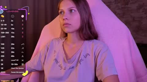 Snapshot of small_emma0 chatting on 09-22-25, 04:09 Emma online show from 09-22-25, 04:09