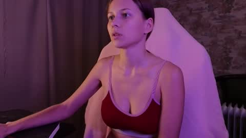 Snapshot of small_emma0 chatting on 11-21-25, 06:28 Emma online show from 11-21-25, 06:28