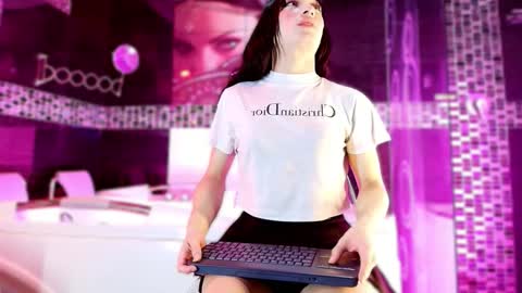 Small Hot19 online show from 12-18-25, 11:05