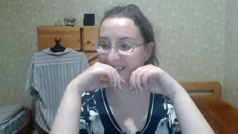 Snapshot of smart_rose chatting on 10-14-25, 04:19 smart_rose online show from 10-14-25, 04:19