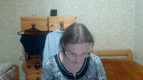 Snapshot of smart_rose chatting on 12-17-25, 05:19 smart_rose online show from 12-17-25, 05:19