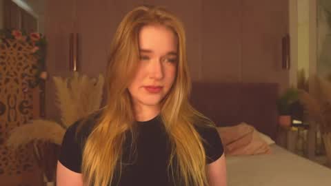 Snapshot of smiley_mia_ chatting on 05-26-26, 05:25 Mia online show from 05-26-26, 05:25