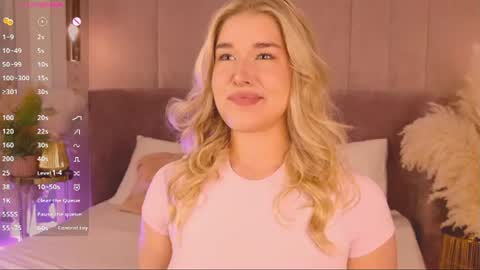 Snapshot of smiley_mia_ chatting on 06-16-26, 04:31 Mia online show from 06-16-26, 04:31