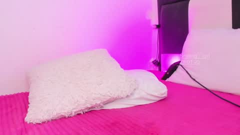 Snapshot of smiling__girl chatting on 01-28-25, 09:50 online show from 01-28-25, 09:50