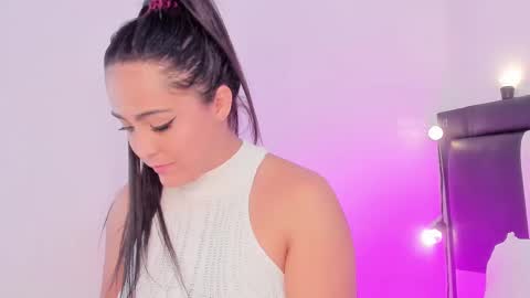 Snapshot of smiling__girl chatting on 02-20-25, 10:04 online show from 02-20-25, 10:04