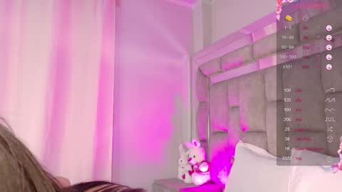 Snapshot of smiling__girl chatting on 10-30-25, 06:08 online show from 10-30-25, 06:08