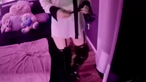 Snapshot of smokeingbitch420 chatting on 10-13-25, 04:45 love bug online show from 10-13-25, 04:45