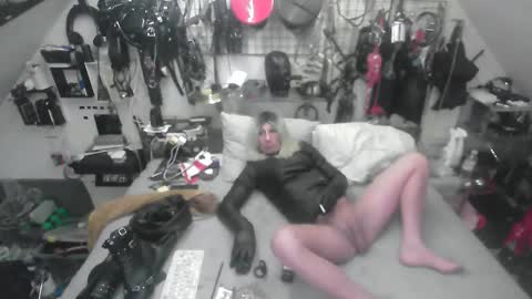 smokeslut365 online show from 12-19-25, 10:06