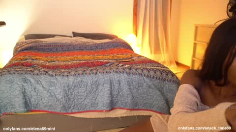 Snapshot of snack_time69 chatting on 01-11-25, 01:37 Elena and Herb online show from 01-11-25, 01:37