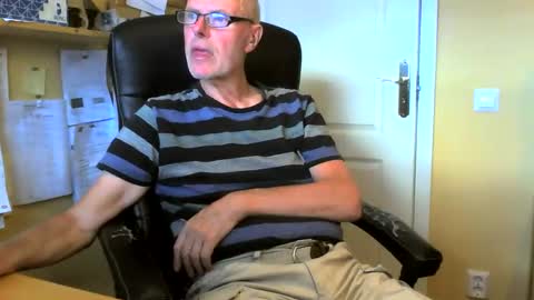 Snapshot of snickarn335731 chatting on 05-24-26, 04:23 snickarn335731 online show from 05-24-26, 04:23