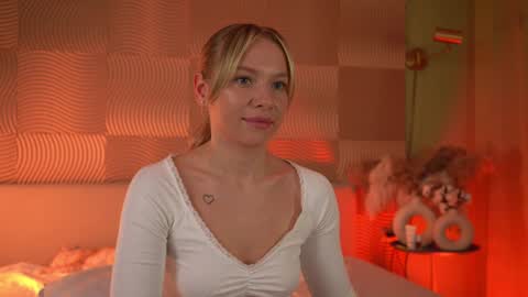 Snapshot of snow_is_falling chatting on 12-28-24, 04:20 Candice Snow online show from 12-28-24, 04:20