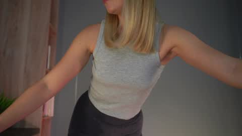 Snapshot of snow_is_falling chatting on 02-03-25, 10:36 Candice Snow online show from 02-03-25, 10:36