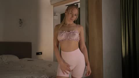 Snapshot of snow_is_falling chatting on 10-25-25, 02:46 Candice Snow online show from 10-25-25, 02:46