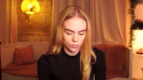 Snapshot of snowbarbieee chatting on 09-16-25, 06:36 Hanna online show from 09-16-25, 06:36