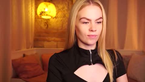 Snapshot of snowbarbieee chatting on 10-30-25, 09:33 Hanna online show from 10-30-25, 09:33