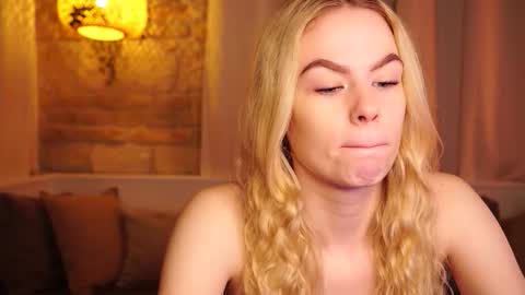 Snapshot of snowbarbieee chatting on 11-18-25, 09:25 Hanna online show from 11-18-25, 09:25