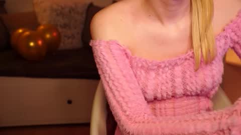 Snapshot of snowbarbieee chatting on 11-28-25, 09:34 Hanna online show from 11-28-25, 09:34