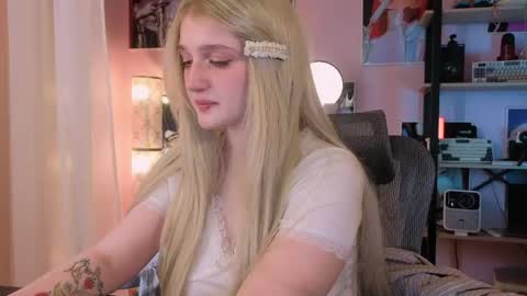 Snapshot of snowflakeskitty chatting on 06-05-26, 05:36 Ellie online show from 06-05-26, 05:36