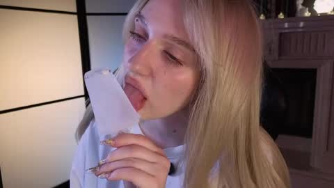 Snapshot of snowflakeskitty chatting on 06-06-26, 05:45 Ellie online show from 06-06-26, 05:45