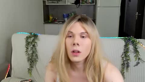 Snapshot of snowwgirll chatting on 02-28-26, 10:11 Snowwgirlls online show from 02-28-26, 10:11