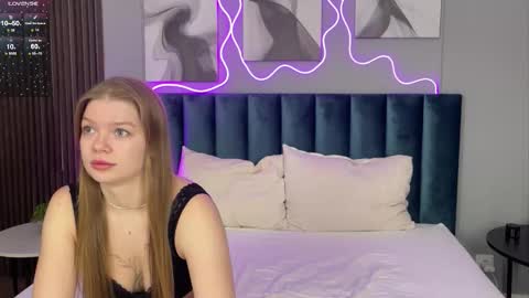 Snapshot of snusy chatting on 09-26-25, 02:04 Astrit online show from 09-26-25, 02:04