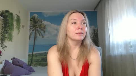Snapshot of soaring_love chatting on 10-20-25, 04:57 Masha online show from 10-20-25, 04:57
