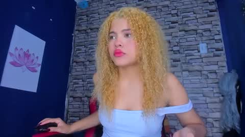 sofiacastillo01 online show from 02-18-25, 01:00