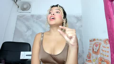 sofiacastillo01 online show from 05-15-26, 02:13