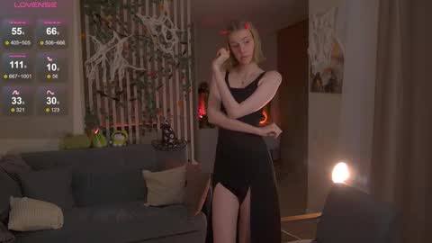 Snapshot of sofiapure18 chatting on 10-31-25, 08:32 Sofia Help me overcome shynes with 100 thumbs up online show from 10-31-25, 08:32