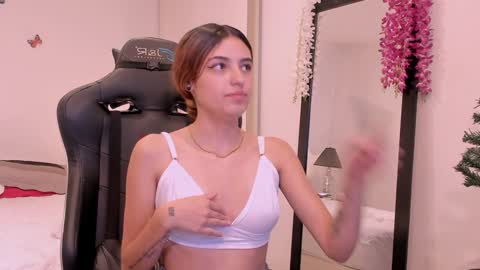 Snapshot of sofiarouge_ chatting on 12-11-24, 08:07 Sofia Help me reach 5K followers online show from 12-11-24, 08:07