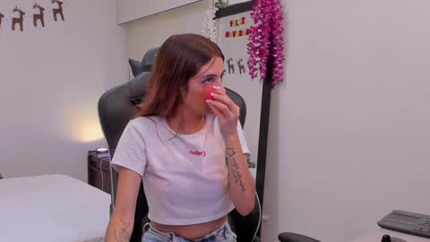 Snapshot of sofiarouge_ chatting on 12-20-24, 08:01 Sofia Help me reach 5K followers online show from 12-20-24, 08:01