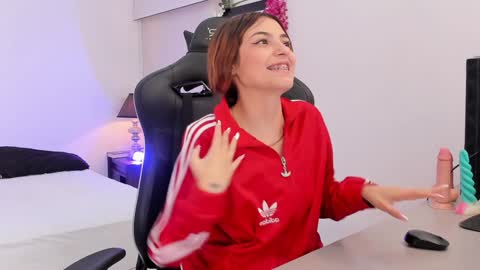 Snapshot of sofiarouge_ chatting on 01-27-25, 03:39 Sofia Help me reach 5K followers online show from 01-27-25, 03:39