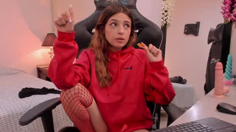 Snapshot of sofiarouge_ chatting on 01-28-25, 11:28 Sofia Help me reach 5K followers online show from 01-28-25, 11:28