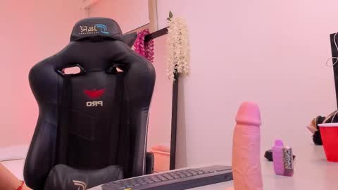 Snapshot of sofiarouge_ chatting on 02-16-25, 12:30 Sofia Help me reach 5K followers online show from 02-16-25, 12:30