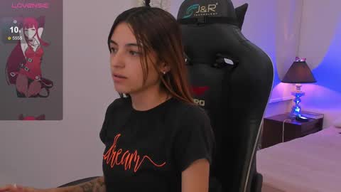 Snapshot of sofiarouge_ chatting on 03-07-25, 08:00 Sofia Help me reach 5K followers online show from 03-07-25, 08:00