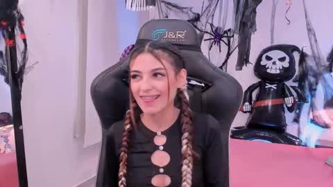 Snapshot of sofiarouge_ chatting on 10-16-25, 08:21 Sofia Help me reach 5K followers online show from 10-16-25, 08:21